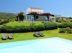 Villa Enga: with pool, in front of the sea and in the middle of wineyards Badesi